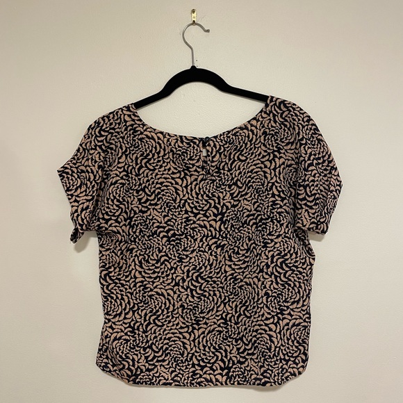 Navy/pink patterned blouse w/ cuffed sleeves and front pocket size Small - Picture 5 of 6